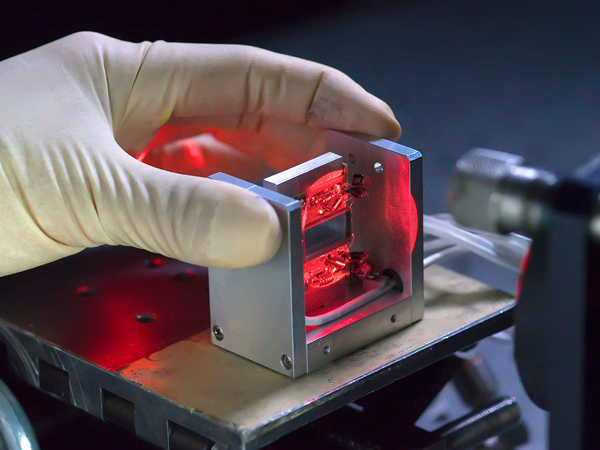 調Q激光器——依靠Q開關的方法發射光脈沖的激光器